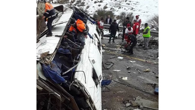 صبح امروز بر اثر برخورد دو مینی‌بوس حامل کارگران معدن کرومیت آسمینون منوجان در جنوب استان کرمان با یک دستگاه کامیون، ۱۶ نفر مصدوم شدند.
