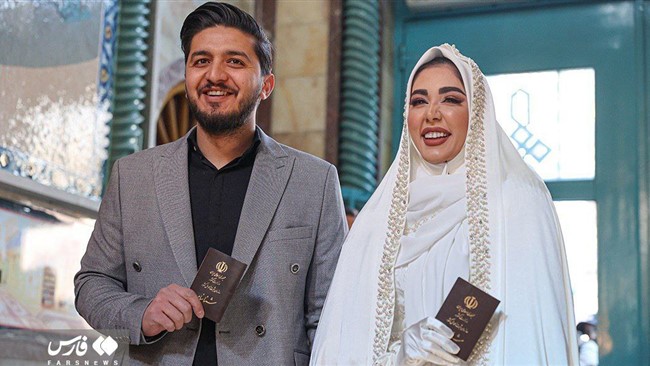 خبرگزاری فارس، تصویر زیر را از عروس و داماد تهرانی پای صندوق رای حسینیهٔ ارشاد منتشر کرده است.