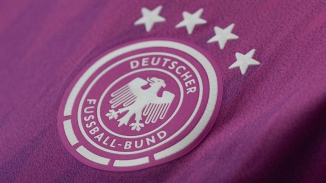 اتحادیه فوتبال آلمان در مورد دلیل عقد قرارداد هفت سال با نایکی و پایان همکاری هفت دهه‌ای با آدیداس شفاف‌سازی کرد.