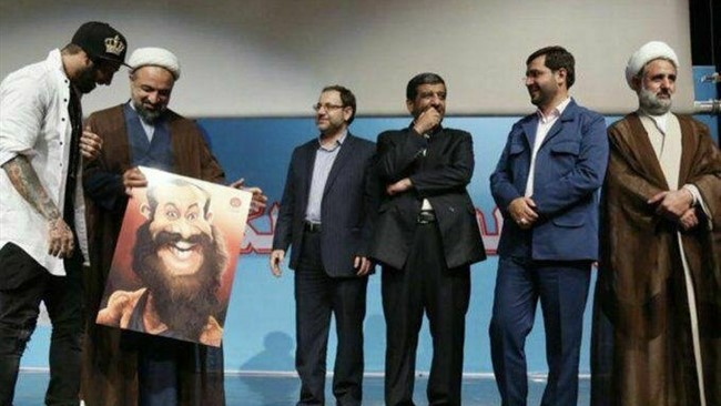با اعلام نتایج نهایی انتخابات مجلس شورای اسلامی دو نماینده روحانی که زمانی در کنار تتلو عکس یادگاری گرفتند، در قم و تهران اکثریت آرا را کسب کردند.