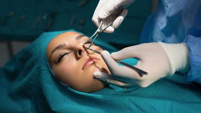 درآمدهای بدون دغدغه در حوزه جراحی های زیبایی، باعث شده اغلب جامعه پزشکی دست از تخصص های خود بردارند و سراغ کارهای بدون استرس بروند.