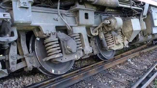 یک منبع کارگری در راه‌آهن، از مصدومیت یک لوکوموتیوران بر اثر خروج قطار باربری از ریل خبر داد.