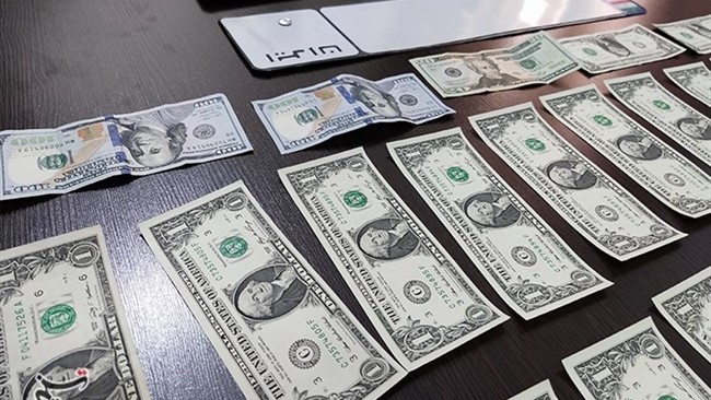 در معاملات امروز مرکز مبادله طلا و ارز ایران، هر اسکناس دلار آمریکا به ۴۳هزار و ۵۶۷ تومان و حواله دلار نیز به ۴۰هزار و ۶۴۸ تومان رسید.