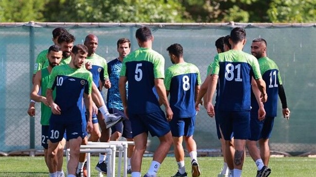 دو بازیکن مصدوم تیم فوتبال سپاهان در تمرینات گروهی این تیم حاضر شدند و همراه با سایر نفرات به تمرین پرداختند.