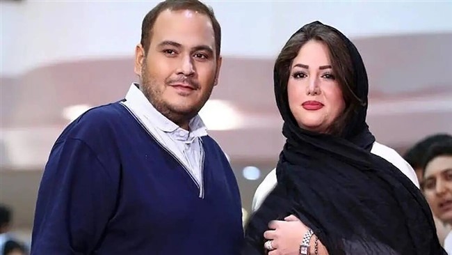 سلفی آسانسوری زنده‌یاد رضا داوودنژاد با خواهر عسل بدیعی