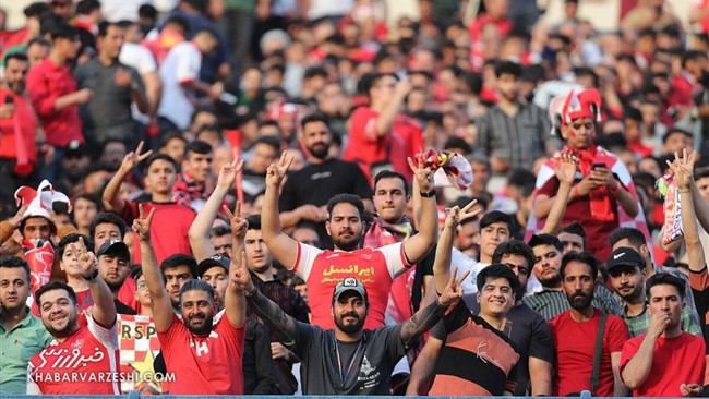 هواداران پرسپولیس بازیکنان سابق خود را هو کردند.