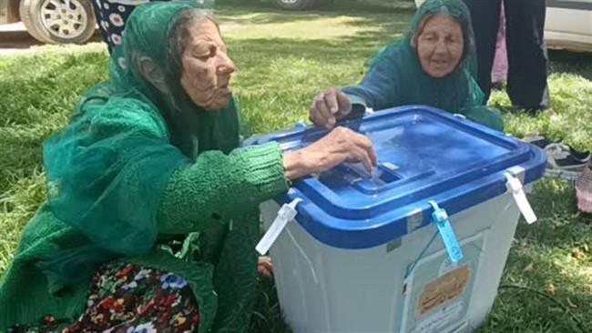 پیرزن‌های دوقلوی روستای زیبای عشایری کاسگان علیا، منطقه وردشت، شهرستان سمیرم در دور دوم انتخابات مجلس شورای اسلامی این شهرستان رای خود را به صندوق انداختند.