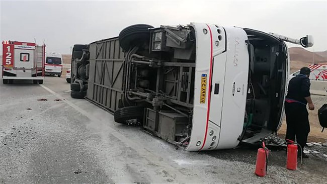 ۱۰ نفر از مصدومان حادثه واژگونی اتوبوس تهران- یزد در آزادراه کاشان به بیمارستان نطنز و بادرود منتقل شدند.