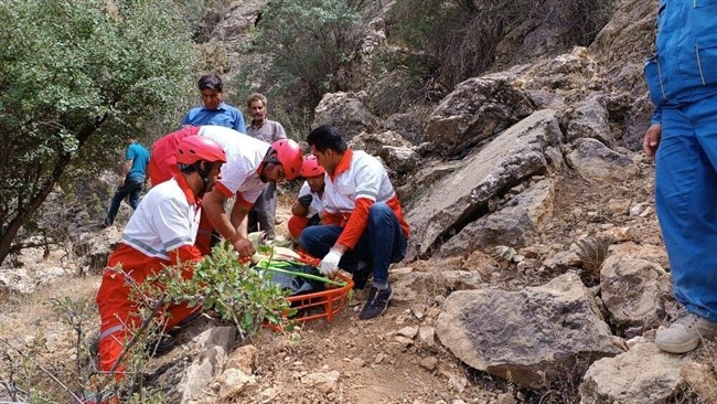 مدیرعامل سازمان آتش نشانی و خدمات ایمنی شهرداری کاشان گفت: یک نوجوان ۱۶ ساله براثر سقوط در کوه‌های منطقه روستای جوینان قمصر جان باخت.