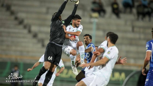 محسن فروزان، گلر استقلالی باشگاه ذوب آهن در دیدار مقابل تیم سابق خود هواداران آبی را عصبانی کرد.