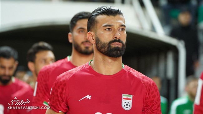 یک هوادار پرسپولیس مقابل درب باشگاه استقلال به آبی‌پوش شدن رامین رضاییان واکنش نشان داد.