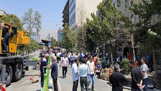 فرونشست زمین در خیابان ولیعصر در محدوده میدان ونک باعث مصدوم شدن یک شهروند شد.