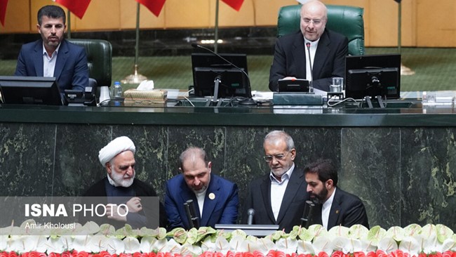 مراسم تحلیف چهاردهمین دوره ریاست جمهوری، عصر امروز سه‌شنبه ۹ مرداد ۱۴۰۳ در صحن علنی مجلس به میزبانی محمدباقر قالیباف رئیس مجلس شورای اسلامی و هیات رئیسه و نمایندگان مجلس برگزار شد.