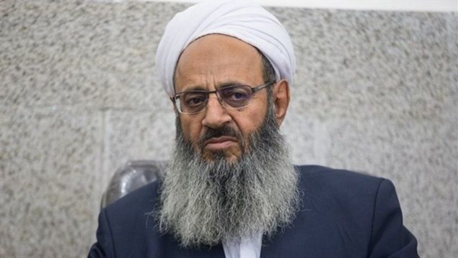 مولوی عبدالحمید خطاب به پزشکیان نوشت: ملت ایران که از وضعیت موجود خسته شده و از فشارهای متعدد سیاسی، اقتصادی و اجتماعی به ستوه آمده و اقشار مستضعف، استخوان‌هایش زیر بار مشکلات معیشتی شکسته است، به فعالیت‌ها و تلاش‌های مدنی خود تا تحقق کامل خواسته‌های برحق خویش اعم از اجرای عدالت و آزادی، رفع تنگ‌نظری‌ها، بهبود وضع معیشت، تحقق اقتصاد پویا، بازگشت عزت و اعتبار بین‌المللی و دست‌یافتن به منافع و حقوق ملی ادامه داده و مطالبه‌گری خواهد کرد.