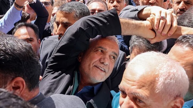 سعید لیلاز گفت : «مجاهدان شنبه»، سهم و رانت می‌خواهند/ رمز موفقیت دیپلماسی پزشکیان / ترمیم دریافتی بازنشستگان و حجاب از اولویت های فوری دولت پزشکیان باشد
