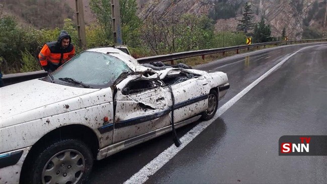 در حادثه سقوط سنگ بر روی خودرو در جاده قدیم چالوس به مرزن‌آباد به سرنشینان خودرو آسیبی وارد نشد.