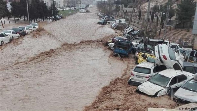 فرماندار شهرستان جیرفت گفت: پنج نفر از اتباع بیگانه و یک ایرانی عصر امروز دوشنبه بر اثر سیلاب در رودخانه "هلیل" جان خود را از دست دادند و هشت نفر نیز ناپدید شده اند.