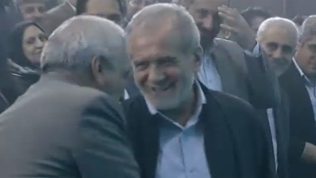 در حاشیه جشنواره تجلیل از تعاونی‌های برتر که با حضور مسعود پزشکیان رئیس‌جمهور برگزار شد، برای دقایقی مراسم به دلیل پخش آژیر خطر قطع شد.