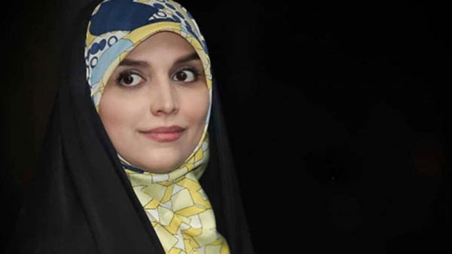 مژده لواسانی، مجری صداوسیما، در حافظیهٔ شیراز تصویری از خود را همراه با شعری از حافظ به اشتراک گذاشته است.