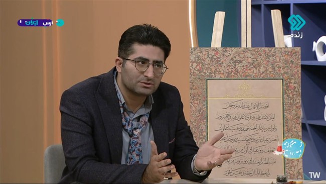 در یکی از برنامه‌های زنده صداوسیما، یکی از مهمانان با کروات حاضر شد؛ اتفاقی که تا امروز در تلویزیون ایران کم‌سابقه یا حتی بی‌سابقه بوده است.

حضور غیرمنتظره در حالی رخ داد که معمولاً مهمانان و مجریان صداوسیما از پوشیدن کروات خودداری می‌کنند.

ظاهر متفاوت این مهمان در شبکه ملی، توجه کاربران فضای مجازی را جلب کرده و بحث‌هایی درباره تغییر رویکرد ظاهری و فرهنگی رسانه ملی برانگیخته است.