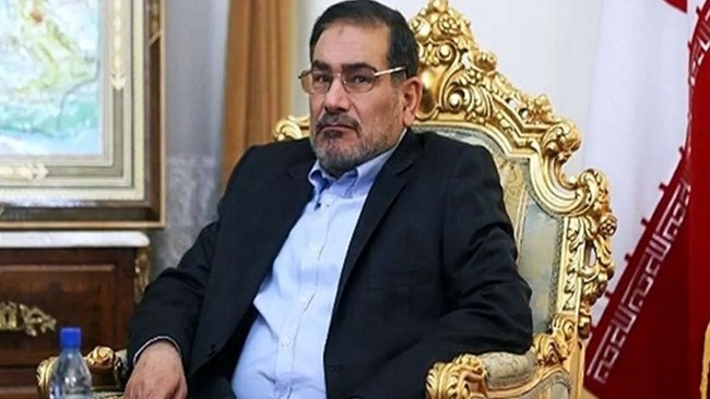 علی شمخانی با تاکید بر ضرورت حفظ وحدت‌ و انسجام داخلی گفت: ما همه سوار بر کشتی‌ای هستیم که شهدای انقلاب اسلامی به آب انداخته‌اند و حیف است که خدای ناکرده با اختلافات ما، در این کشتی نقطه ضعف و سوراخی پیدا شود.