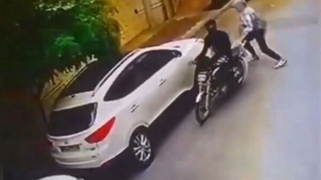 زنی که توانسته بود مخفیانه از یک دزد سریالی لوازم خودرو در تهران حین ارتکاب جرم فیلمبرداری کند، وی را گرفتار قانون کرد.