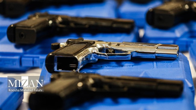 سردار منتظرالمهدی سخنگوی پلیس اظهار داشت: با هدف ارتقا امنیت عمومی و مقابله مؤثر با باند‌های سازمان یافته؛ فرماندهی انتظامی تهران بزرگ در عملیاتی منسجم و گسترده موفق به انهدام باند توزیع و فروش سلاح در پایتخت شد.در جریان این عملیات و در سه نقطه مختلف شهر تهران شبکه‌ای که در زمینه خرید و فروش سلاح گرم فعالیت داشتند دستگیر و بیش از ۱۰۰ قبضه کلت کمری، سلاح و مهمات کشف و ضبط شد.