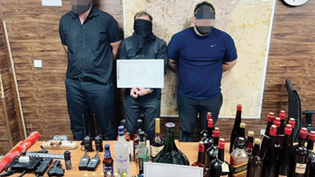 اعضای یک باند تبهکاری که با معرفی خود به‌عنوان مأمور امنیتی موجب ایجاد رعب و وحشت در یک مجتمع مسکونی شده بودند دستگیر شدند.‌