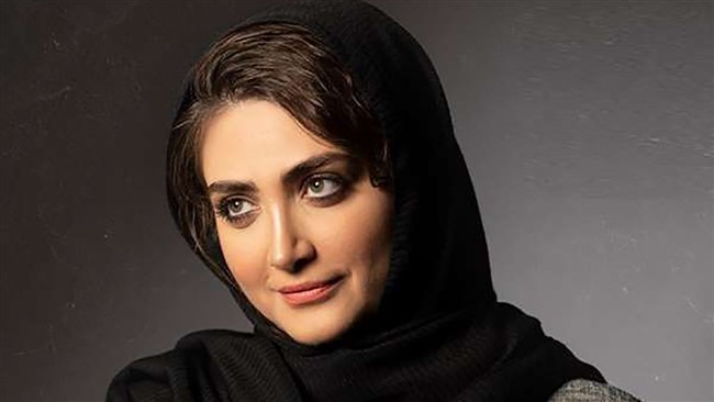 الناز ملک، بازیگر سریال‌های «زخم کاری» و «سقوط»، به‌تازگی تصاویری تازه از خود منتشر کرده است. استایل ناهماهگ او در این عکس‌ها مورد توجه کاربران قرار گرفته؛ چراکه او کت را روی لباس اسپرت خود پوشیده و دامن به تن دارد.