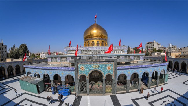 تصویری از شهید ایزدی (حاج رمضان) در نزدیکی حرم مطهر حضرت زینب سلام الله علیها را ببینید.