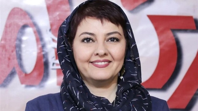 آناهیتا همتی در استوری اینستاگرام خود نوشت: از میان ۱۳ نوه خانواده، تنها سه نفرمان در ایران مانده‌ایم؛ شاید دردناک‌ترین صادرات ایران، صادرات فرزندانش باشد.