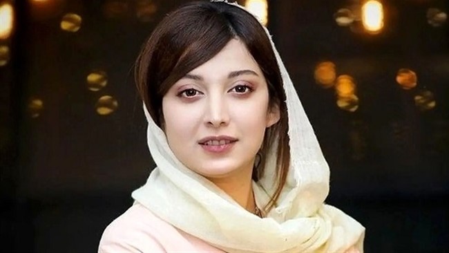 روشنک گرامی، بازیگر، جدیدترین تصاویر هنری و آتلیه‌ای خود را با کانسپتی متفاوت منتشر کرد.

در این پرتره، او چهره خود را زیر یک تور نازک پوشانده که حالت‌های دراماتیک و غم‌انگیز صورتش را برجسته کرده است.