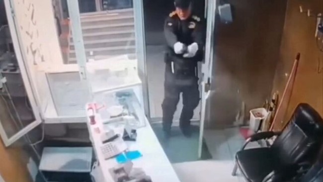 رئیس دادگاه عمومی بخش کوهنانی استان لرستان گفت: فیلم منتشر شده در فضای مجازی مبنی بر سرقت مسلحانه با لباس پلیس مربوط به شهریورماه است و سارق دستگیر شده است.