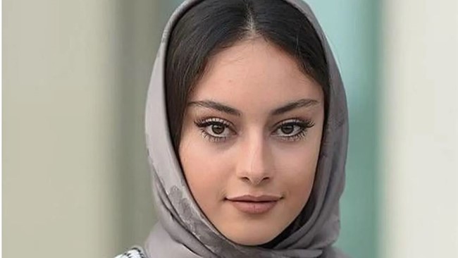 تصویری از گریم و استایل ترلان پروانه در نقش یک عروس، در فضای مجازی سر و صدای زیادی به پا کرده و واکنش‌های مختلفی را به دنبال داشته است. این عکس که مربوط به سریال «سووشون» است، چهره‌ای کاملا متفاوت از این بازیگر جوان را به نمایش می‌گذارد و کنجکاوی مخاطبان را درباره نقشی که او در این مجموعه ایفا می‌کند، برانگیخته است.