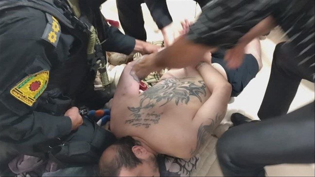 تکاوران نوپو در عملیاتی غافلگیرانه، اراذلی را که با حمله وحشیانه به پدر یک خانواده تفریح آن‌ها را به خون کشیده بودند، دستگیر کردند.