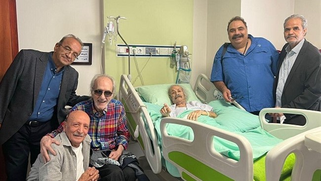 گروهی از هنرمندان سینما و تلویزیون با حضور در بیمارستان پیامبران، از سعید پیردوست، بازیگر پیشکسوت، که در این مرکز درمانی بستری است، عیادت کردند. علاوه‌بر این دیدار حضوری، مسعود کیمیایی و سیروس الوند نیز به‌صورت مجازی جویای احوال وی شدند.

بنا بر اطلاعات موجود، امور مربوط به بیمه و رسیدگی به این هنرمند با مساعدت صندوق اعتباری هنر تحت نظارت قرار دارد.