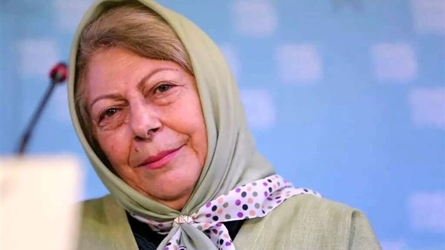 ​در ادامه تصویری کمتر دیده‌شده و جالب از مراسم عروسی ثریا قاسمی، بازیگر پیشکسوت سینما و تلویزیون، و رحیم برفراز در سال ۱۳۴۹ منتشر شده است.
این تصویر، که فضای صمیمی و ساده یک مراسم عروسی در دهه 40 را نشان می‌دهد، علاوه بر ارزش نوستالژیک، یادآور آغاز مسیری مشترک در زندگی شخصی یکی از بازیگران پرآوازه کشور است. بازنشر چنین عکس‌هایی همواره برای مخاطبان، فرصتی است تا با بخش‌های کمتر دیده‌شده از زندگی هنرمندان محبوب خود آشنا شوند.