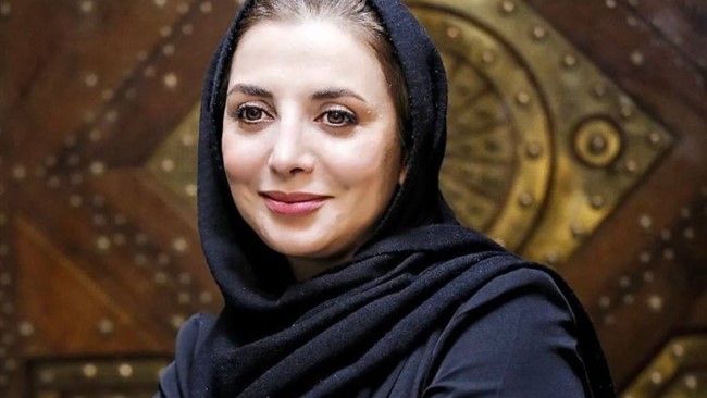 رویا میرعلمی، در فیلم سینمایی «جزایر قناری» با ایفای نقش خود با لباس عروس فوق‌العاده‌اش، توجه بسیاری از مخاطبان را جلب کرده است.
این لباس عروس نه تنها زیبایی و جذابیت خاصی دارد، بلکه به خوبی شخصیت رویا را در داستان به تصویر می‌کشد.