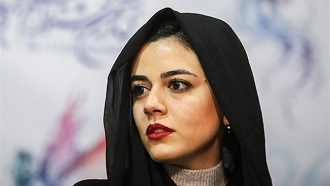 ماهور الوند، که بینندگان بیشتر او را با ایفای نقش شخصیت منفور «هانیه» در سریال «جان سخت» به یاد دارند، در روزهای پاییزی عکس جدیدی از خود، در اینستاگرامش منتشر کرد.
او در کپشن این عکس نوشت: «مهر»
با مهر باشی...
با مهر باشم...