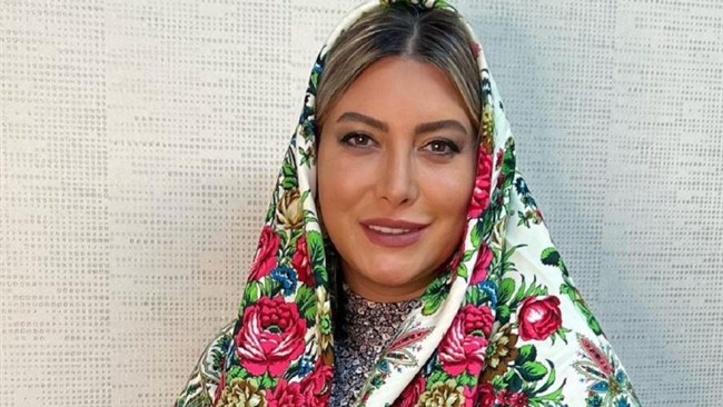 فریبا نادری، بازیگر نقش «پری‌سیما» در سریال پرمخاطب «ستایش»، سلفی جذاب و با حس و حال پاییزی‌ از خود در آسانسور منتشر کرده است.