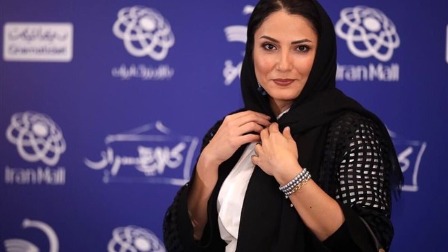 سمیرا حسن‌پور، بازیگر سینما و تلویزیون، که اکثرا او را با ایفای نقش «گلرخ» در سریال «پایتخت» می‌شناسیم، اخیراً عکسی زیبا از خود را در شبکه‌های اجتماعی منتشر کرده است.
در این عکس، سمیرا با پس‌زمینه‌ای از برج خلیفه، یکی از معروف‌ترین جاذبه‌های گردشگری دبی، دیده می‌شود.