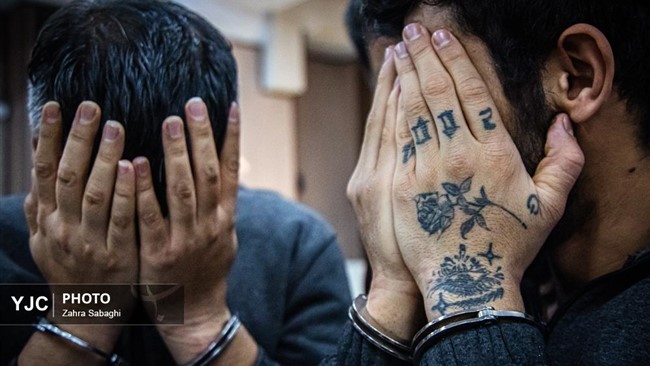 دو نوجوان افغانستانی قمه کش که با تهدید به مرگ شهروندان ،زورگیری می کردند در حالی با تیراندازی افسران گشت کلانتری سپاد مشهد زمین گیر شدند که یک پیام التماس گونه ماجرای وحشتناک زورگیری های آنان را افشاکرد.