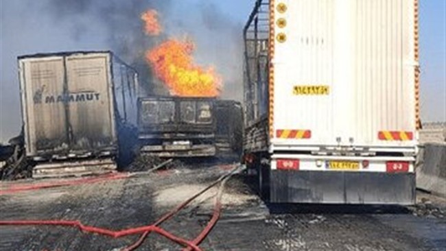 رئیس سازمان آتش‌نشانی یزد گفت: صبح امروز در محور جاده فرودگاه، چهار دستگاه خودرو شامل دو خاور یخچال‌دار، یک دستگاه تریلی کفی و یک تانکر سوخت با یکدیگر برخورد کردند.