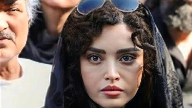 عکس‌های جدید گلچهره سجادیه بازیگر سریال محبوب و در حال پخشِ «آنام» که مربوط به تئاتری‌ست که این بازیگر چندماه قبل همراه بهنوش طباطبایی در آن ایفای نقش کرده بود.⁩⁩