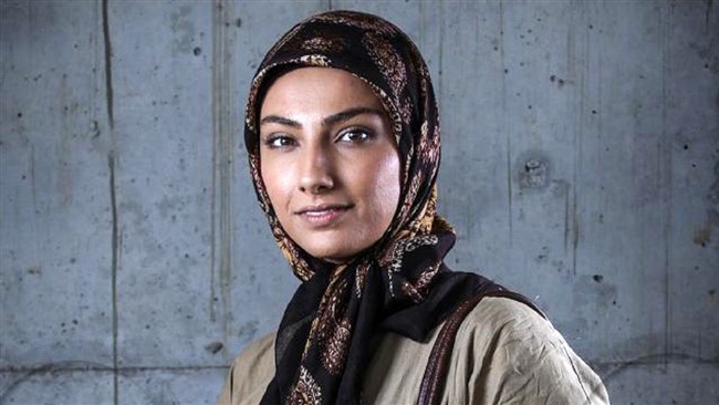 عکسی از تیپ خاص محیا دهقانی، بازیگر سریال پایتخت ۴ در اختتامیه جشنواره ۲۵ مورد توجه قرار گرفته است.