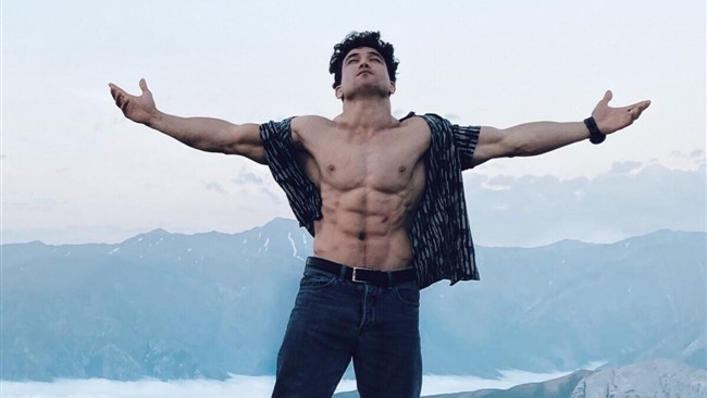 تصاویری از بدن فوق‌العاده زیبای رضا علیپور قهرمان سنگنوردی ایران و جهان در فضای مجازی مورد توجه قرار گرفته است.