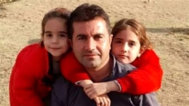 وحید غلامی از نیروهای واحد فیکس پالایشگاه ششم که چهار فرزند خردسال دارد، پس از طی مسافت چندصد کیلومتری از اصفهان به عسلویه، در محور پدافند پرک دچار واژگونی خودرو شد و جان خود را از دست داد.