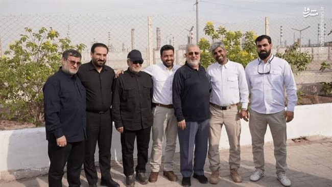 سرلشکر محمدپاکپور فرمانده کل سپاه پاسداران سردار دریادار علیرضا تنگسیری فرمانده نیروی دریایی سپاه و سردار عبدالرضا عابد فرمانده قرارگاه سازندگی خاتم‌الانبیاء(ص) از پالایشگاه مهر خلیج فارس بازدید کردند.