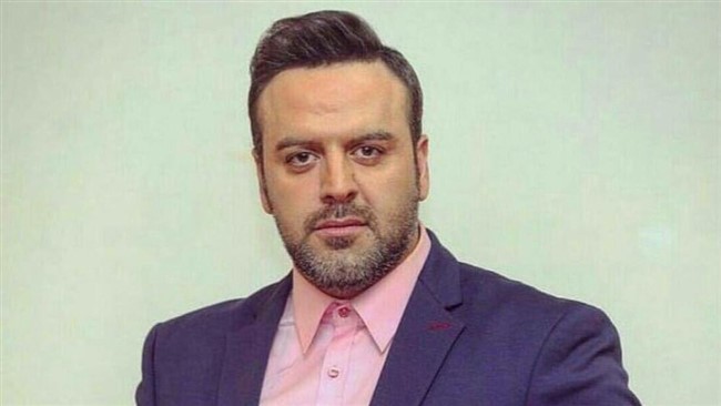 گریم جدید و متفاوت بهرنگ علوی بازیگر سینما در فیلم آقای زالو توجه‌برانگیز شد.
در این پروژه، چهره‌ی علوی به شکل چشمگیری دگرگون شده و این تغییر ظاهری باعث شده بسیاری از مخاطبان در نگاه اول او را نشناسند.