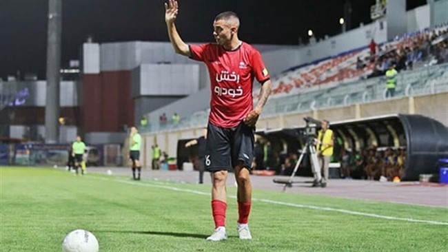 ریکاردو آلوز در بازی با پیکان از ناحیه پا دچار مصدومیت شدید شد.ریکاردو آلوز هافبک سپاهان در ابتدای بازی با پیکان دچار مصدومیت شد، ولی ترجیح داد به بازی ادامه بدهد.

این بازیکن از ناحیه روی پا دچار مصدومیت شده است و بعد از گرفتن عکس، مشخص شد که استخوان او شکستگی خفیف دارد. آلوز مراحل درمانی خودش را شروع کرده است و سپاهانی‌ها امیدوارند این بازیکن سه تا چهار هفته دیگر آماده بازی شود.

آلوز از شدت جراحت پای خود عکسی گذاشت و نوشت: به زودی برمی‌گردم.